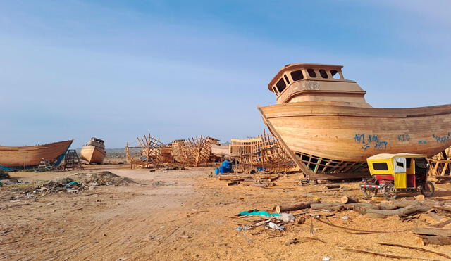 Astillero clandestino en Piura, donde se construyen embarcaciones para la pesca artesanal, cuyos propietarios capturan sin autorización. Foto: La República