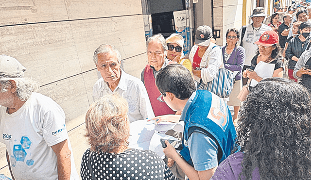 Expectativa. Fonavistas formaron larga cola desde las 5 a.m. en la Secretaría Técnica para pedir información sobre los pagos. Foto: La República