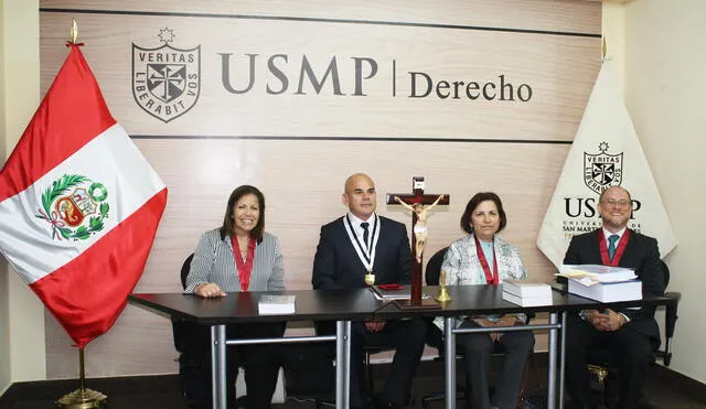 En 2018, Pedro Hernández obtuvo su grado de maestría. En el jurado estuvo Lourdes Flores Nano en el extremo derecho. En la izquierda se encuentra HernándezFoto: USMP Florez