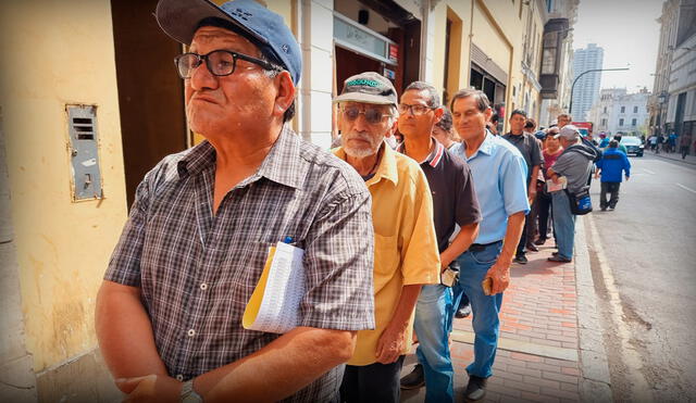 Adultos mayores forman larga cola en la Secretaría Técnica del Centro de Lima para pedir información sobre los pagos. Foto: URPI LR