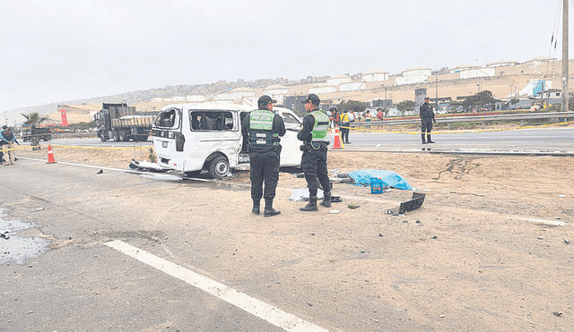 Tragedia. La miniván que salió de Mala a Lima dio vueltas de campana: hubo cuatro muertos. Foto: La República