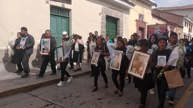 Familiares de fallecidos en Ayacucho. Foto: Ayacucho al día Noticias
