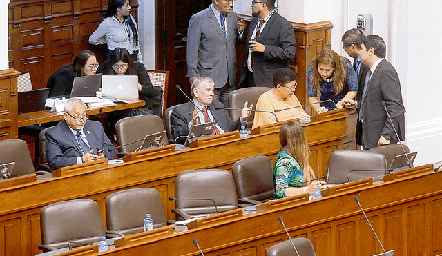 Promotores. Los congresistas Martha Moyano y Eduardo Castillo son parte del bloque de parlamentarios artífices de las contrarreformas aprobadas en el Pleno. Foto: Félix Contreras/La República
