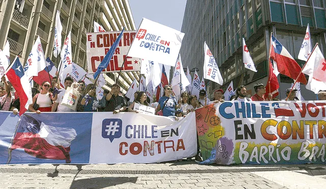 Animosos. Simpatizantes del “en contra” han llevado a cabo una intensa campaña ante la propuesta de un nuevo texto constitucional para Chile. Foto: EFE