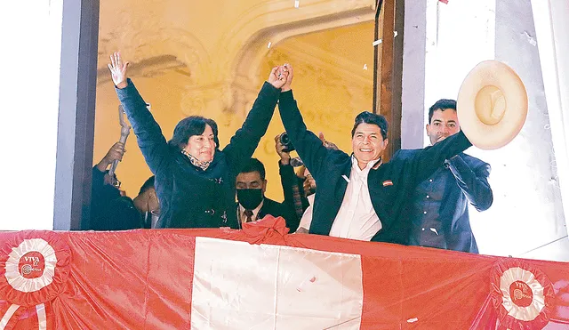 Juntos en la historia. Pedro Castillo y Dina Boluarte luego de ser proclamados presidente y vicepresidenta del Perú, en julio de 2021. Foto: EFE