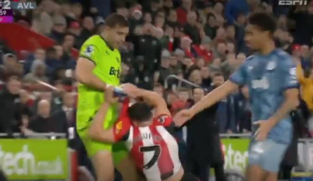 Emiliano Martínez estuvo cerca de ser expulsado en los minutos finales del Aston Villa vs. Brentford. Foto: captura/ESPN