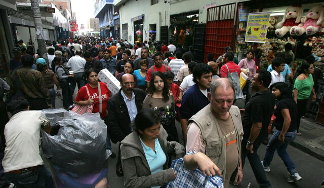 La entrega de regalos ha tenido una subida del 18% al 26%, con inversiones de entre S/50 y S/100. Foto: Andina