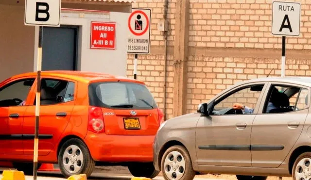 En el Touring, las personas realizan su examen para obtener su licencia, al igual que las prácticas. Foto: Andina