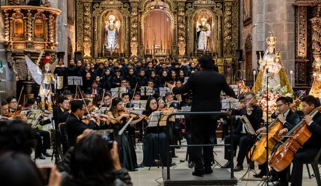 Niños coreutas junto a la Orquesta Sinfónica del Cusco. Foto: Difusión.