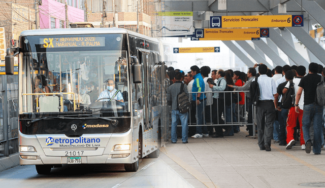 Los próximos sábados y domingos serán los días con más flujo de buses. Foto: composición de Jazmín Ceras/La República