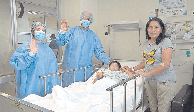 Acto de amor. Thiago recibió el riñón de su mamá Isela para que pueda seguir con vida. Personal de salud apoyó decisión. Foto: difusión