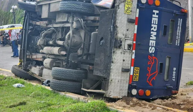 La PNP investiga las causas del accidente en la Costa Verde. Foto: Rosario Rojas / URPI-LR