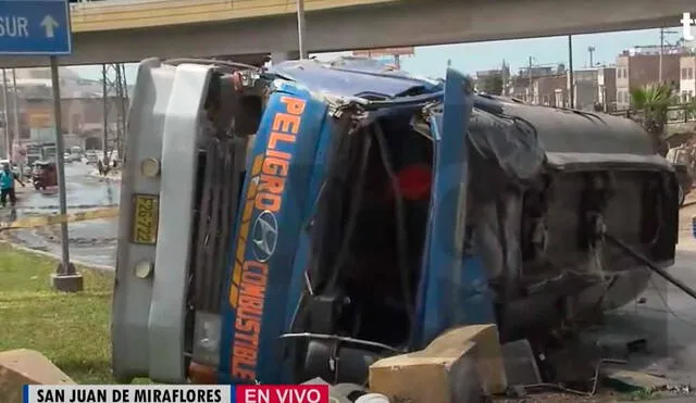 Camión cisterna derramó petróleo en la pista tras accidente. Foto: Tv Perú