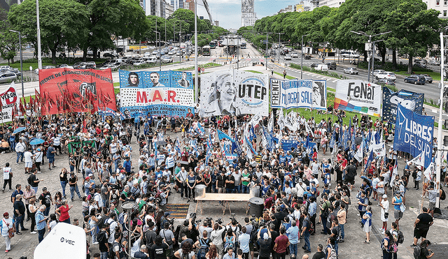 Marchas pacíficas. Los bonaerenses se convocaron en las afueras del Palacio Rosado, en la plaza llamada Tribunales. Foto: EFE
