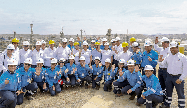 Espaldarazo político a la estatal. Dina Boluarte, ministros de Estado y funcionarios de Petroperú, durante la ceremonia de operación plena de la NRT. Foto: difusión