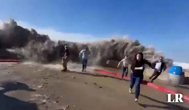 Un grupo de personas que se encontraban en las playas del condado de Ventura, en California, tuvieron que huir ante las grandes olas. Foto: composición LR/Canal 26 - Video: El País/YouTube