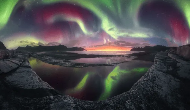 Auroras boreales capturadas en la isla de Senja, Noruega, donde también se ve el Sol poniéndose. Foto: Alex Wides/Capture the Atlas