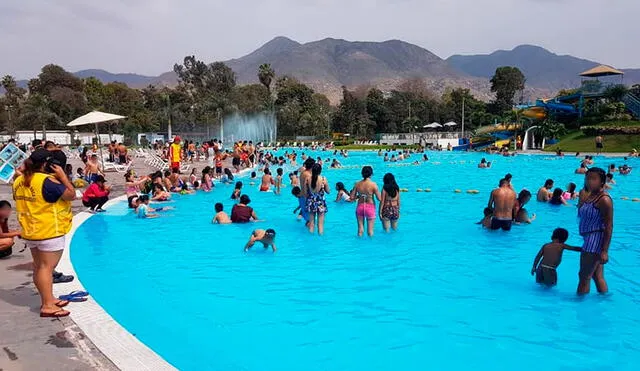 Niños menores de 4 años no pagan entrada a la piscina del parque zonal Sinchi Roca. Foto: Facebook/Serpar