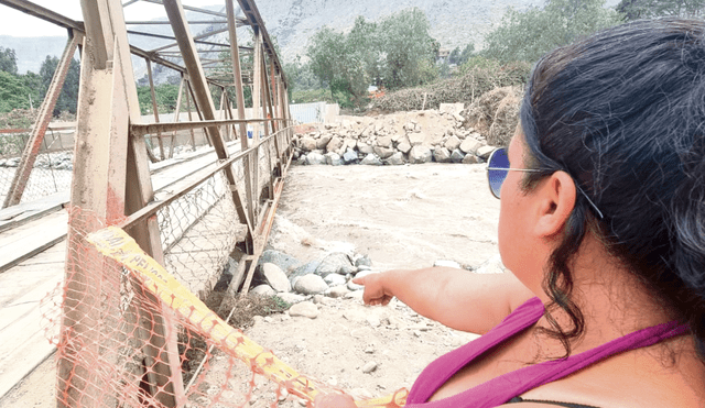 Crecida del río Rímac. Pobladores alertan de que el caudal viene carcomiendo la parte baja del puente Huampaní. Temen su colapso y quedar aislados. Foto: difusión