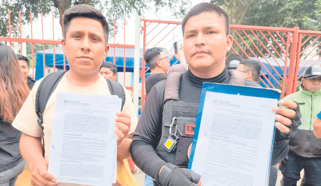 Echados. Los trabajadores afectados muestran sus contratos indeterminados. ¿Qué pasó?. Foto: difusión