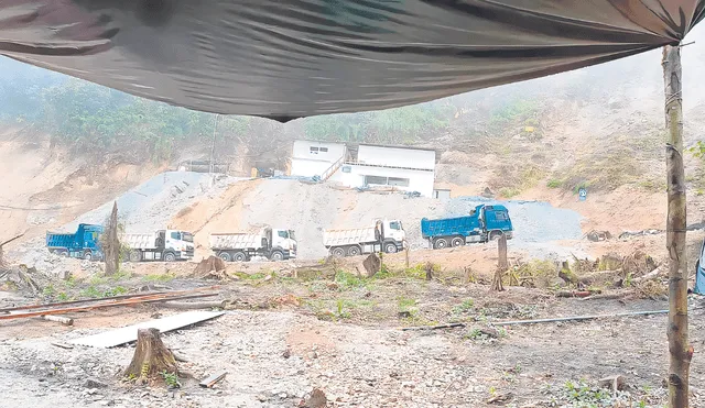 Cerca del túnel Shapaja, camiones en línea esperan embarcar el concentrado de mineral (oro, plata y zinc) que será llevado a la planta de procesamiento en Portovelo, Ecuador. Foto: difusión