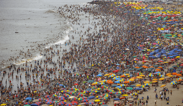El 1° de enero, decenas de miles de bañistas abarrotaron la playa de Agua Dulce . Foto: Archivo La República