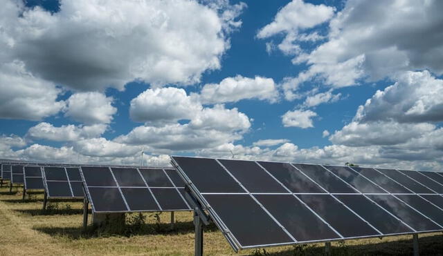 El crecimiento de la energía solar y eólica es notable, pasando de generar menos del 2% de la electricidad global en 2010 al 12% en 2022. Foto: difusión