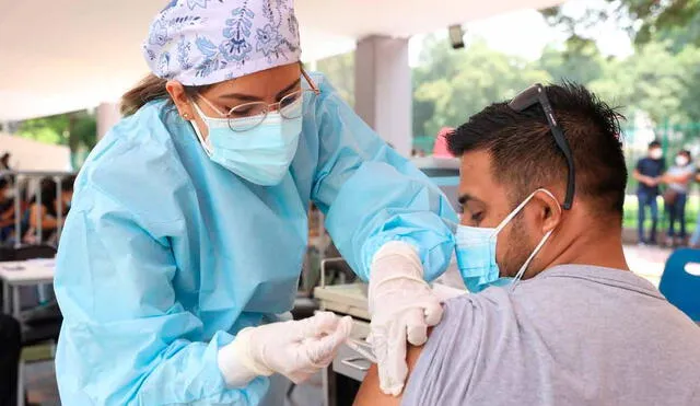 El Ministerio de Salud también se refirió a la importancia de aplicarse la vacuna de refuerzo bivalente. Foto: Andina