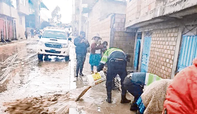 Apoyo. Policías en Cusco tuvieron que ayudar a las familias afectadas por lluvias y granizada. Foto: difusión