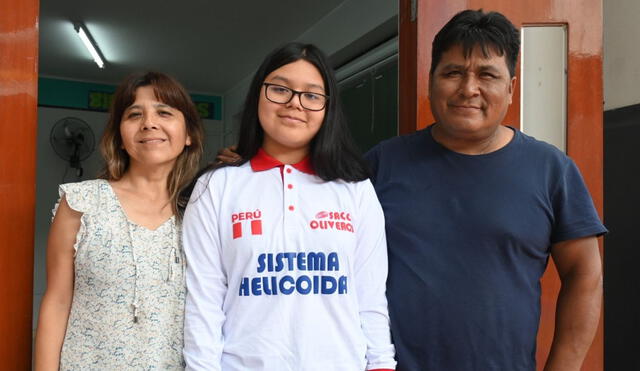 La escolar y sus padres agradecen el apoyo del colegio Saco Oliveros. Foto: Andina