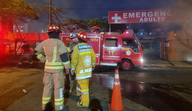 Bomberos realizaron denodados esfuerzos para controlar el incendio- Foto y video: La República