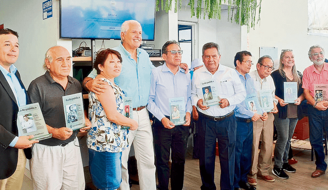 Compañeros. Erick Bazán, Virgilio Grajeda, Marlene Wu, Gustavo Mohme, Juan Soto, Carlos Castro, Pedro Escribano, Edmundo  Cruz, Daniela Bibolini, Roberto Ochoa y José Huapaya. Merecida distinción a cada uno de ellos. Foto: difusión