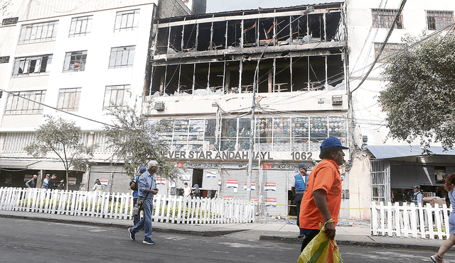 Escombros. Así quedó galería Ever Star tras siniestro que se originó en horas de la noche del martes. Hay pérdidas millonarias. Foto: Marco Cotrina / La República