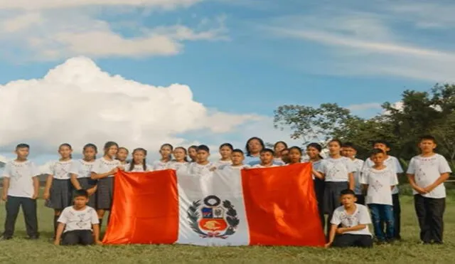 Alumnos pidieron apoyo a la comunidad para cantar el himno nacional en yine. Foto: Andina