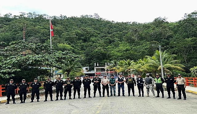 Policías exigen identificación de personas que ingresan al Perú para evitar el ingreso de personas de mal vivir. Foto: Andina