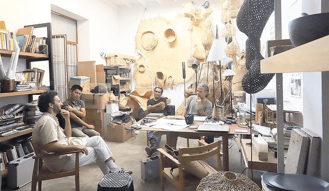 En el estudio. Lucas Cornejo, Gino Goicochea, Roberto Román y Rafael Freyre conversando. Foto: Daria Peña / La República