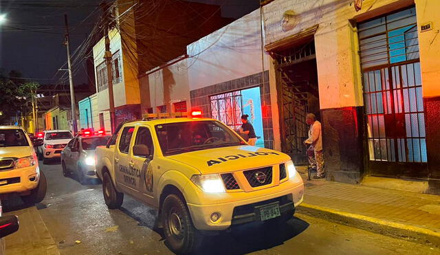 Agentes de la PNP realizan las diligencias para confirmar responsabilidad de la tutora de la víctima. Foto: Andrea Jara/La República