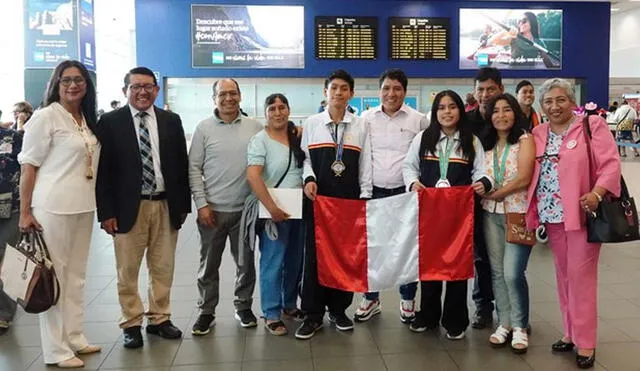 Los jóvenes estudiantes fueron recibidos con aplausos. Foto: Gob.pe