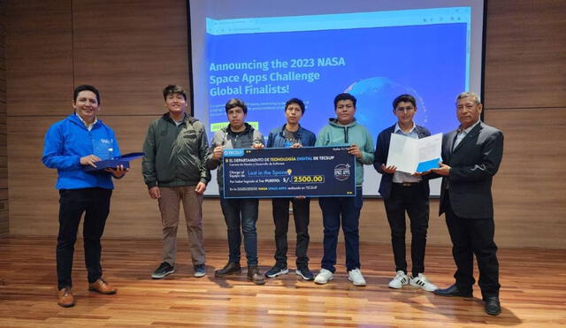 Tecsuo también premió a los flamantes estudiantes. Foto: Andina