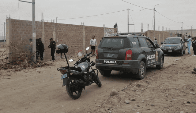 La Policía lo desató y llevó en un patrullero a la comisaría. Foto: Liz Ferrer/La República