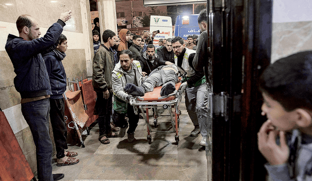 Socorro. Brigadistas en ardua labor en hospitales de Gaza. Foto: EFE