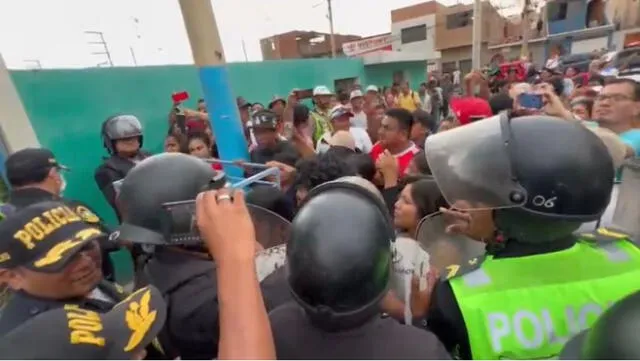 Un grupo de residentes se aglomeró para tratar de hacer justicia con sus propias manos. Foto: Rosario Rojas / La República