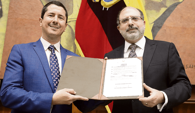 El dato. El presidente de la Asamblea Nacional de Ecuador, Henry Kronfle, entrega un reconocimiento a José Luis Calderón (izq.) por su valor. La distinción es también para sus colegas. Foto: EFE