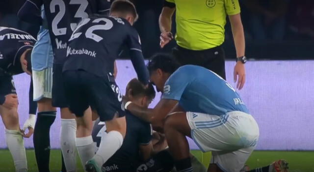Renato Tapia no dudó en acercarse a Muñoz ante los gestos de dolor del español. Foto y Video: captura de ESPN