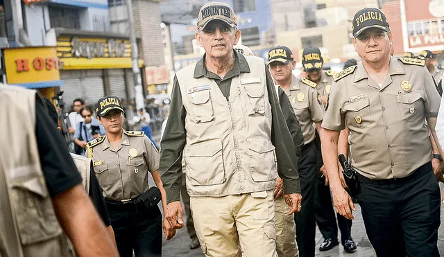 Enfrentados. El ministro del Interior, Víctor Torres, pretendió modificar los cambios de colocación que resolvió el comandante general de la PNP, general Jorge Angulo. Este se negó. Foto: difusión