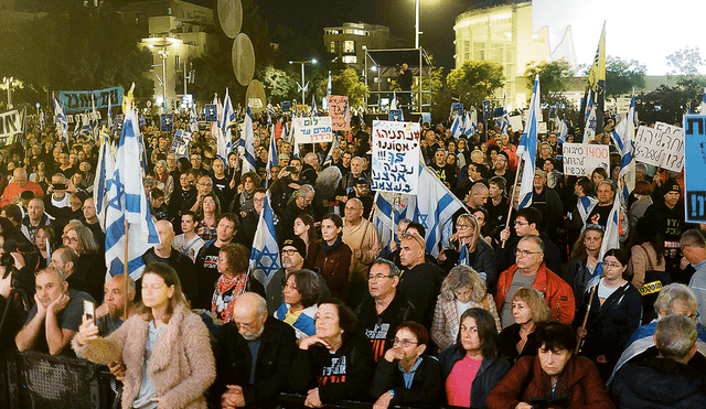 Censura. Manifestación contra el Gobierno del primer ministro israelí, Benjamín Netanyahu, en la plaza Habima de Tel Aviv, Israel, este fin de semana. Foto: EFE