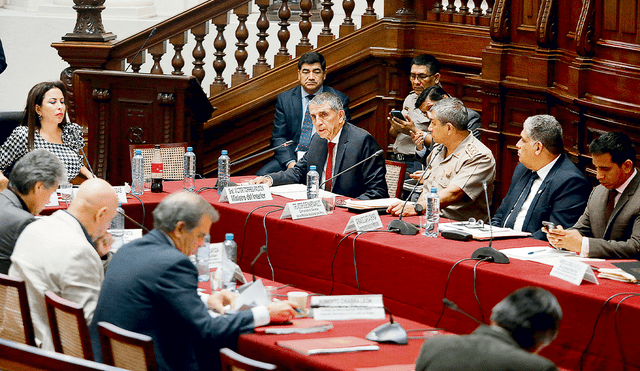 En problemas. Ministro del Interior, Víctor Torres. Voces en su contra siguen en aumento. Foto: difusión