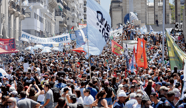 Masivo. Argentinos protestaron contra DNU en todo el país. Foto: AFP