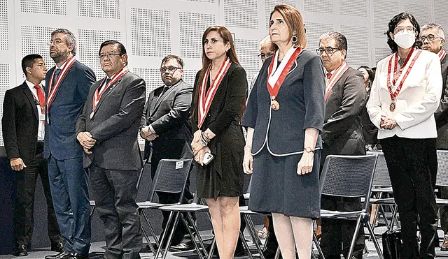 Controversia. Jorge Luis Salas Arenas, titular del JNE, y la fiscal Patricia Benavides, antes de resolver no investigarlo. Foto: difusión