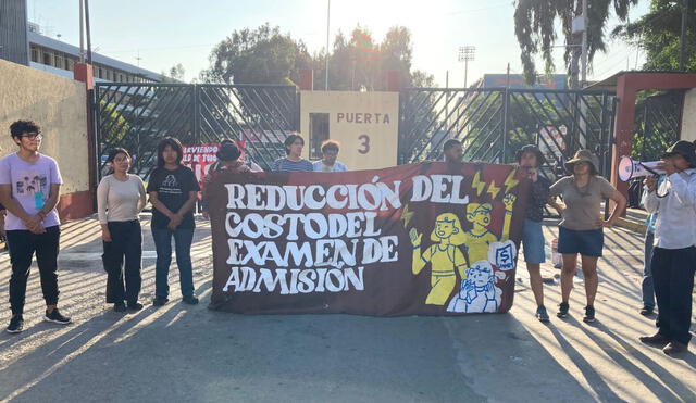 Frente de Postulantes y Padres de Familia (FPPF) realizó un plantón en el frontis de la casa de estudios. Foto: cortesía para La República